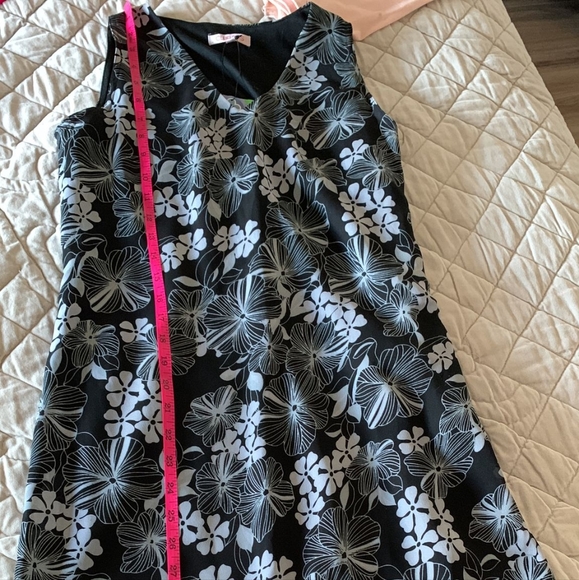 Brand new. Clueless. Size M. Black and White flowers. Zipper on the side. Medium - Picture 3 of 8